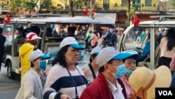 Khách du lịch tại Hà Nội hồi cuối tháng 1, ngay trước khi Việt Nam cấm ban hành visa cho khách du lịch Trung Quốc vì sự bùng phát dịch virus corona có nguồn gốc từ Vũ Hán.