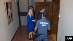 前瑞典驻华大使林戴安抵达斯德哥尔摩的地区法庭出庭受审。（2020年6月5日）