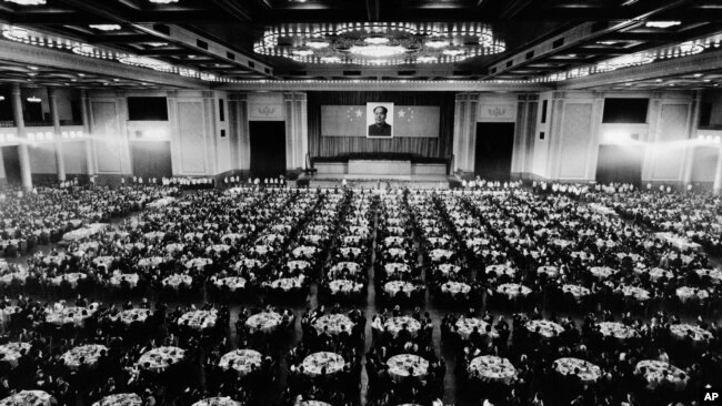 历史照片：中共在可容纳4500人的北京人民大会堂友谊大厅举行盛大晚宴，庆祝中共成立中华人民共和国25周年。(1974年9月30日)