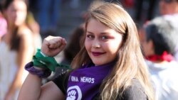 Una joven participa en una marcha por el Día Internacional de la Mujer, en Santiago, Chile, el 8 de marzo de 2020.