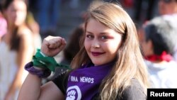 Una joven participa en una marcha por el Día Internacional de la Mujer, en Santiago, Chile, el 8 de marzo de 2020.