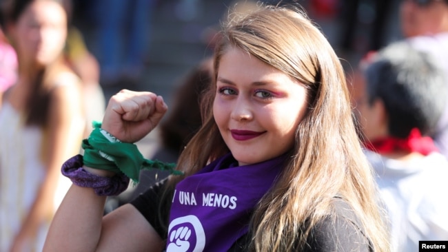 Una joven participa en una marcha por el Día Internacional de la Mujer, en Santiago, Chile, el 8 de marzo de 2020.