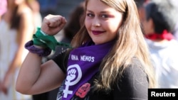 Jeune femme participant à un rassemblement pour marquer la Journée internationale des droits de la femme à Santiago du Chili, le 8 mars 2020. (Reuter/Sofia Yanjari)