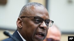 Menteri Pertahanan AS Lloyd Austin bersaksi di hadapan anggota DPR As dalam pertemuan rapat kerja di Gedung Capitol, Washington, pada 30 April 2024. (Foto: AP/Manuel Balce Ceneta)