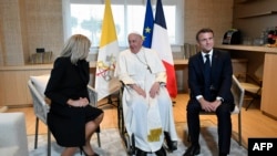  Papa Francis akiwa na Rais wa Ufaransa Emmanuel Macron na Mke wa Rais Brigitte Macron wakati wa hafla ya kuwaaga kwenye uwanja wa ndege wa Marseille. REUTERS. Septemba, 23, 2023 