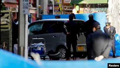 8 Hurt In Tokyo New Year S Day Car Policemen Stand Next To A Car Which Plowed Into Pedestrians On New Year S Day In Tokyo