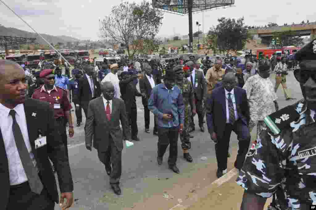 O Presidente nigeriano Goodluck Jonathan visitou o lugar onde explodiu a bomba em Abuja, Abril 14, 2014.