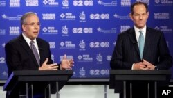 Scott Stringer (izq.) y el ex gobernador de NY Eliot Spitzer, en un debate en las primarias del Partido Demócrata.