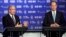 Scott Stringer (izq.) y el ex gobernador de NY Eliot Spitzer, en un debate en las primarias del Partido Demócrata.
