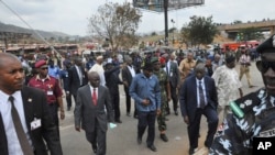 Nigerian President Goodluck Jonathan visits the site of an explosion in Abuja, April 14, 2014. 