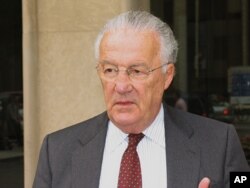 Ο Γερουσιαστής Paul Sarbanes προσέρχεται στο Μπρούκινς για την ομιλία Χριστόφια.