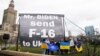 Demonstran pro-Ukraina memprotes meminta Presiden AS Joe Biden untuk mengirim jet F-16 ke Ukraina di Warsawa, Polandia, 22 Februari 2023. (Foto: REUTERS/Aleksandra Szmigiel)