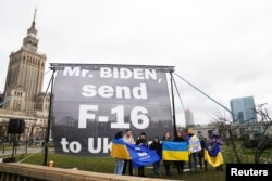 美国总统拜登访问波兰华沙期间，乌克兰的支持者在拜登下榻的酒店外呼吁美国支援乌克兰F-16战机。(2023年2月22日)