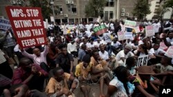 Para aktivis berunjuk rasa menentang kenaikan gaji yang kontroversial bagi para anggota parlemen Kenya dengan merantai diri di depan gerbang kantor parlemen di Nairobi, Kenya, 14 Mei 2013. (Foto: dok). Pengadilan Tinggi Kenya akan menggelar sidang dengar pendapat terkait isu ini, Jumat (31/5).