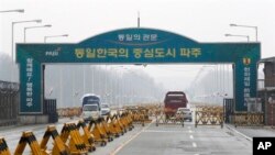 Kendaraan Korea Selatan (kiri) melintasi jembatan unifikasi di Paju, Korea Selatan dari kawasan industri Kaesong di Korea Utara (6/4). Korea Utara akan memutuskan penghubung terakhirnya dengan Seoul, dengan menarik 50 ribu pekerjanya keluar dari Kaesong, Senin (8/4).