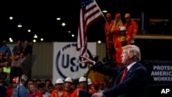 川普總統7月26日在伊利諾伊州對鋼鐵工人講話。