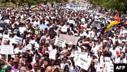 Thousands of Mozambicans take part in a nationwide march for peace on October 31, 2013 in Maputo, amid violent clashes between government troops and rebels who have taken up arms two decades after civil war.