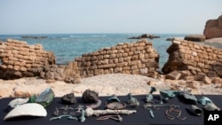 Raros artefactos de bronce de hace 1.600 años, durante una presentación de la Autoridad de Antigüedades de Israel en Cesárea.