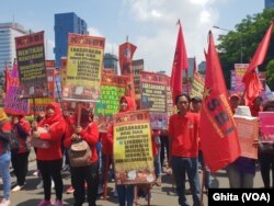 Berbagai Elemen Perempuan melakukan aksi long march untuk merayakan International Women's Day (IWD) 2019, di Jakarta, Jumat, 8 Maret 2019. (Foto: VOA/Ghita)