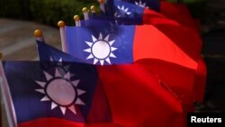 台灣桃園雙十節前在一個廣場上豎起的台灣旗幟。（2021年10月8日）