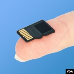 Las tarjetas MicroSD son lo suficientemente pequeñas como para convertirse en el estándar de almacenamiento en teléfonos móviles.