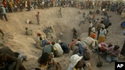 Vanhu vachichera mangoda kwaMarange, eakuManicaland muna 2006. 