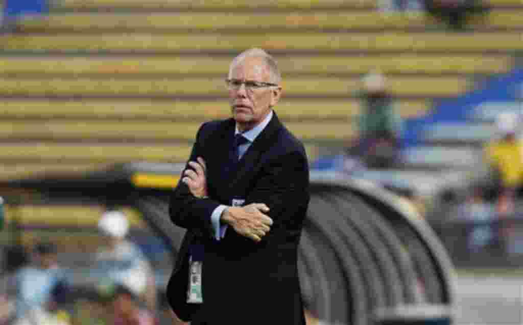 El entrenador de Inglaterra Brian Eastick durante un encuentro contra Corea del Norte en Medellín, Colombia.