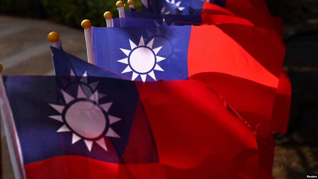 Bendera Taiwan terlihat di alun-alun jelang perayaan hari nasional di Taoyuan, Taiwan, 8 Oktober 2021. (Foto: REUTERS/Ann Wang)