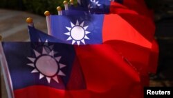 Bendera Taiwan terlihat di alun-alun jelang perayaan hari nasional di Taoyuan, Taiwan, 8 Oktober 2021. (Foto: REUTERS/Ann Wang)