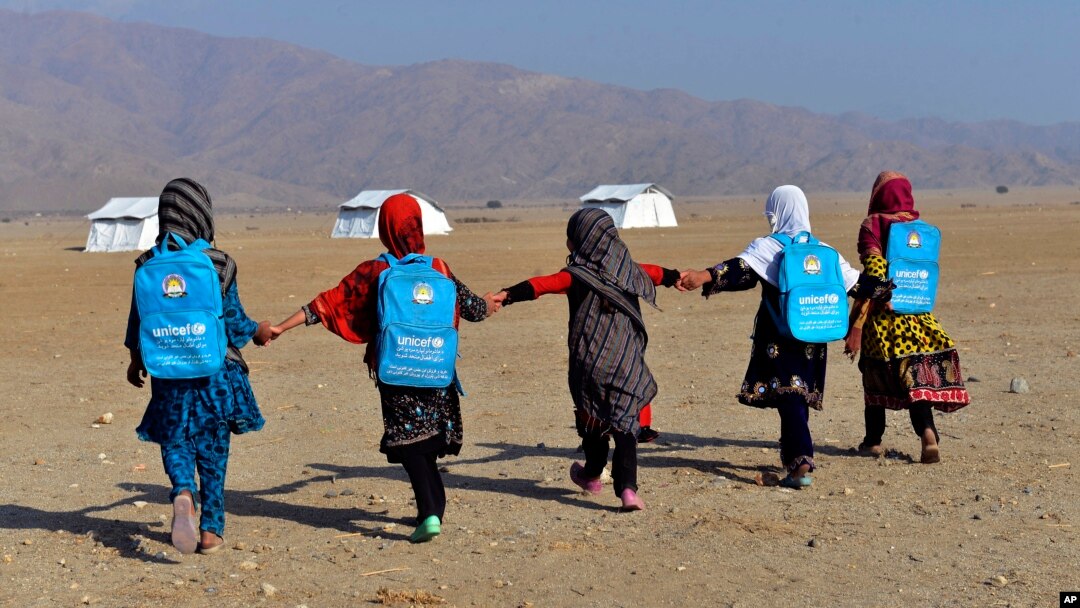 Anak-anak perempuan Afghanistan berangkat ke sekolah di kelasnya yang diadakan di tenda-tenda di pinggiran Jalalabad, provinsi Nangarhar (foto: ilustrasi). 