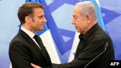 Waziri mkuu wa Israel Benjamin Netanyahu akimsalimia Rais wa Ufaransa Emmanuel Macron baada ya mkutano wao wa pamoja na waandishi wa habari, Oktoba 24, 2023.