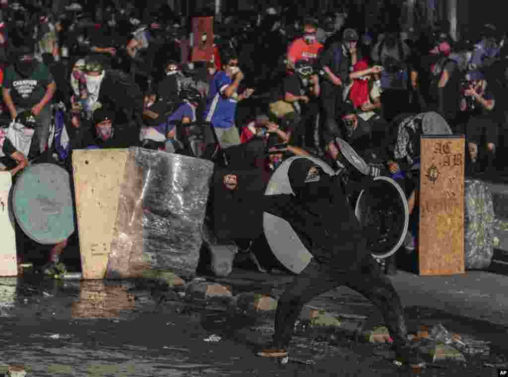 Las protestas del martes 12 de noviembre de 2019 subieron de tono en Santiago de Chile, el presidente Sebastián Piñera anunció un acuerdo para lograr el consenso.