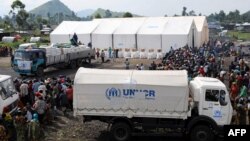 Des déplacés internes attendent que le HCR distribue de la nourriture dans un camp à Kibati, Nord-Kivu, 2 décembre 2008.