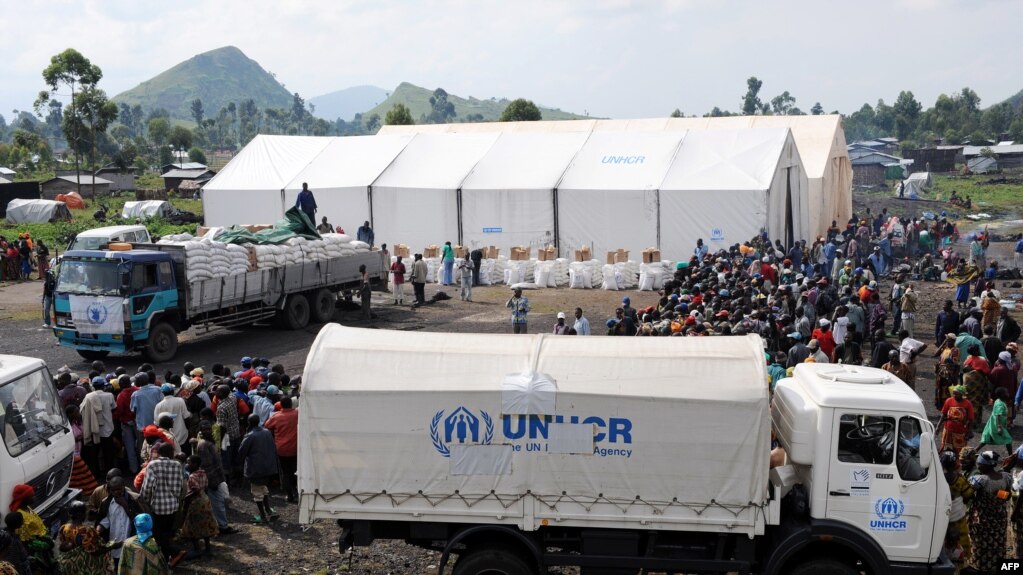 Des déplacés internes attendent que le HCR distribue de la nourriture dans un camp à Kibati, Nord-Kivu, 2 décembre 2008.
