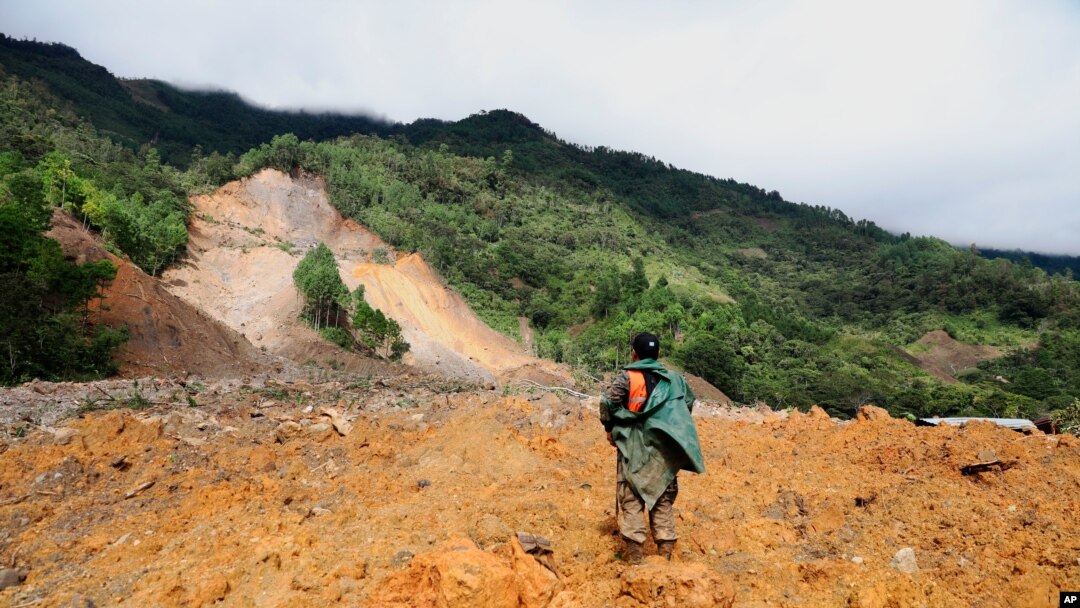 Un miembro rescatista busca sobrevivientes tras la destrucción causada por un deslizamiento de tierra masivo provocado por la lluvia en el pueblo de Queja, en Guatemala, el sábado 7 de noviembre de 2020, luego de la tormenta tropical ETA.