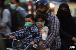 Djeca nose maske u Jakarti, Indonezija, maj 2020.
