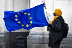Seorang demonstran anti-Brexit memegang bendera Uni Eropa di Parliament Square, di London, 16 Desember 2020.
