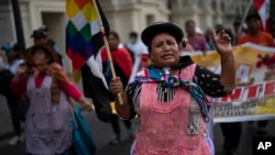 Manifestantes de oposición al gobierno marchan por el centro histórico de Lima, Perú, el martes 7 de febrero de 2023. 