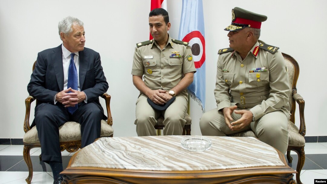 Bộ Trưởng Quốc phòng Mỹ Chuck Hagel nói chuyện với Tham Mưu Trưởng Quân Đội Ai Cập, Thiếu tướng Sedki Sobhi, tại Cairo, ngày 24/4/2013.