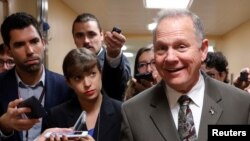 Roy Moore (centro), candidato republicano elegido al Senado por Alabama para reemplazar al ex-senador Jeff Sessions, quien dejó su banca para servir como Fiscal General del país. En la foto, Moore aparece hablando con periodistas durante una visita al Capitolio en Washington. Oct. 31, 2017. 