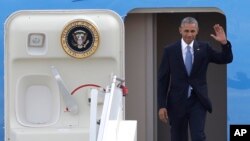 바락 오바마 미국 대통령이 15일 그리스 아테네 국제공항에 도착한 후 환영객들을 향해 손을 흔들고 있다.