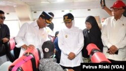 Menteri Perhubungan Budi Karya Sumadi dan Gubernur Jawa Timur Khofifah Indar Parawansa meninjau kapal angkutan mudik untuk masyarakat di Sumenep dan kepulauan di sekitarnya (foto: VOA/Petrus Riski)