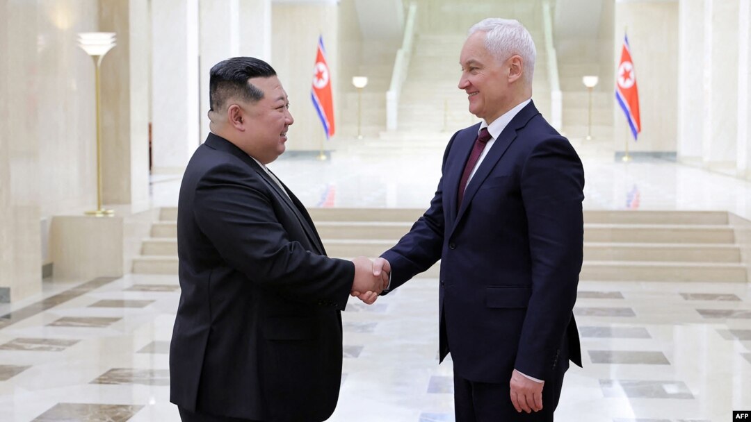 Pemimpin Korea Utara Kim Jong Un bertemu dengan Menteri Pertahanan Rusia Andrei Belousov (kanan) di Pyongyang. (Foto: KCNA VIA KNS/AFP)