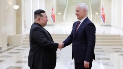 Pemimpin Korea Utara Kim Jong Un bertemu dengan Menteri Pertahanan Rusia Andrei Belousov (kanan) di Pyongyang. (Foto: KCNA VIA KNS/AFP)