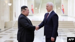 Pemimpin Korea Utara Kim Jong Un bertemu dengan Menteri Pertahanan Rusia Andrei Belousov (kanan) di Pyongyang. (Foto: KCNA VIA KNS/AFP)