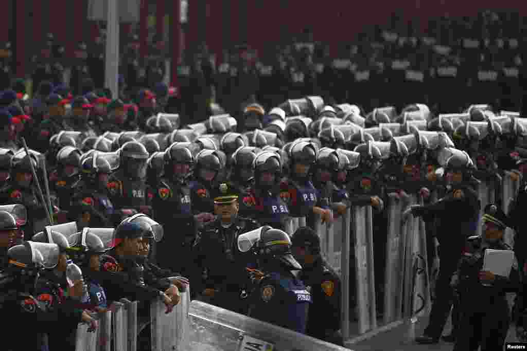 Federal police surround the Congress building in Mexico City, Mexico. According to local media, government authorities sealed off Congress within the framework of opening a new year of legislative session as well as the sending of the first government annual report by President Pena Nieto on Sep. 1.