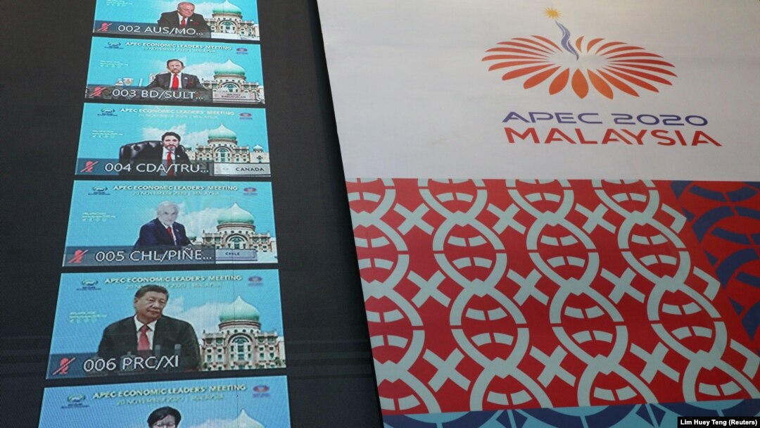 Peserta virtual APEC Economic Leaders Meeting 2020 terlihat di layar, di Kuala Lumpur, Malaysia 20 November 2020. (Foto: REUTERS/Lim Huey Teng)