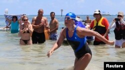 VÐV bơi đường dài Mỹ Diana Nyad, 64 tuổi, bước lên bờ ở Key West, Florida hôm 2 tháng 9, 2013, sau 53 giờ bơi 170 kilômét băng qua eo biển Florida.