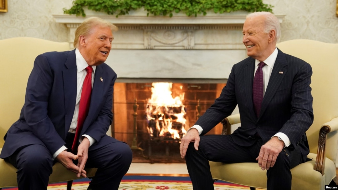 Tổng thống đắc cử Donald Trump và Tổng thống sắp mãn nhiệm Joe Biden trao đổi những lời lẽ xã giao trong Phòng Bầu dục, 13/11/2024.