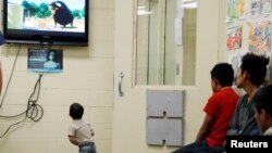 Timoun imigran ki anba kontwòl gad fwontyè ameriken nan Tucson, Arizona. Foto: REUTERS/Leah Millis, 28 jen 2018. 